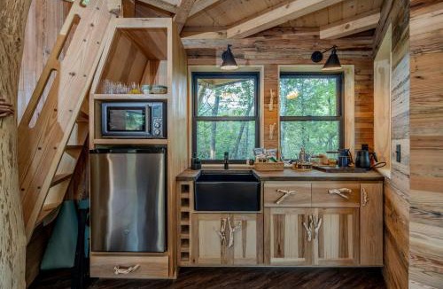 Zirconia House | Exclusive Luxury Treehouse Escape with Soaking Tub & Pizza Oven Near Waterfalls, Zirconia, NC