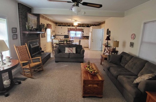 Stokes House | Fabulous 3-bedroom Farmhouse Minutes from Hanging Rock State Park