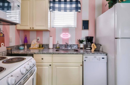Maxwell Apartment | Fall in Nashville: pop art-themed East Nashville apartment, sleeps 12, 4BR