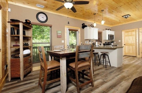 Chalet Village North Cabin | Fall Sale! Minutes to Gatlinburg-Hot Tub-Arcade-Air Hockey-Sleeps 6