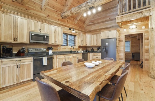 South Bloomingville Cabin | Falling Leaves | Hocking Hills, Accessible, Pets