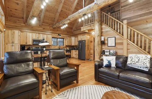 South Bloomingville Cabin | Falling Leaves | Hocking Hills, Accessible, Pets