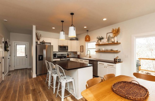 Weaverville House | Family and Pet Friendly 3-bedroom house in beautiful Weaverville with Hot Tub
