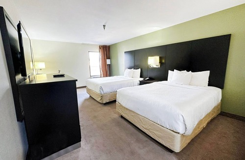 Mount Berry Hotel | Family Double Queen Escape | Comfortable Room Near Berry College | 3 Rooms