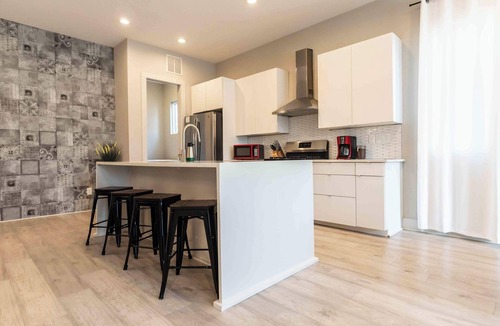 Sugar Creek House | Family-Friendly 4BR w Bunk Beds & Outdoor Grill