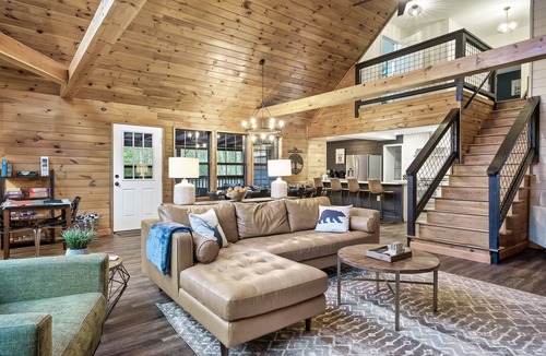 Gatlinburg - Pigeon Forge Cabin | FAMILY FRIENDLY 6-BED CABIN: HOT TUB, FIRE PIT & GAME HOUSE