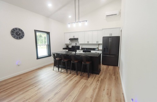 Springville Cabin | Family-Friendly Cozy Campfire Cabin: Firepit, Full Kitchen & Big Outdoor Space