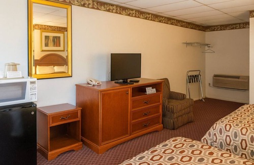 Campbelltown Hotel | Family-Friendly Inn | Minutes to Palmyra Bowling Alley | Free Breakfast