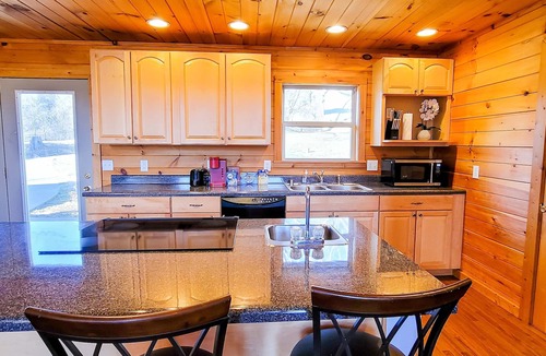 Sevierville Cabin | Family Friendly Smoky Mtn Retreat・Near Dollywood