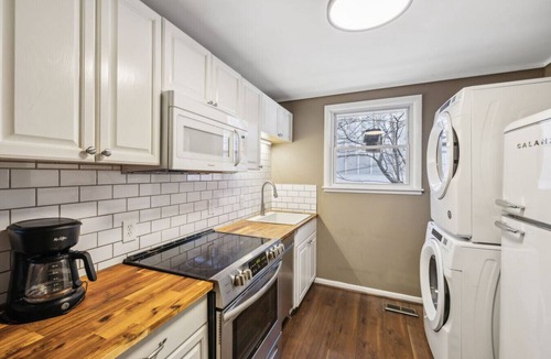 Edgehill Villa | Family Friends and free parking 1mile to downtown