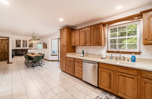 Lancaster House | Family Weekend Retreat~Hot Tub~Game Room~Putt Putt