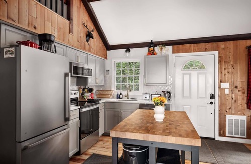 Front Royal Cabin | Far View Shenandoah | Hot Tub, Movie & Game Room, Valley Views | 3BR & Sleeps 6