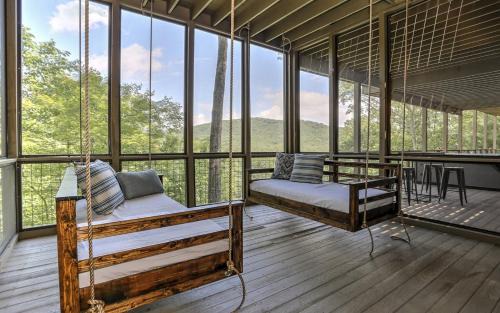 Big Canoe House | Fireside Sips, Soothing Hot Tub Soaks, Hiking Trails, Lakeside Dining & Scenic Golf - Field of Stars
