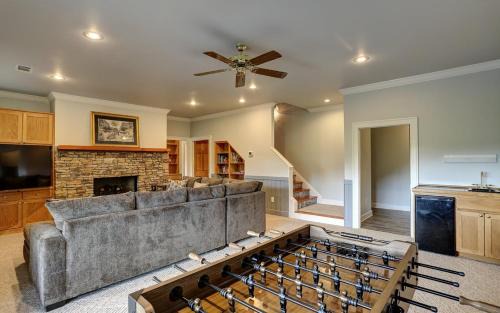 Big Canoe House | Fireside Sips, Soothing Hot Tub Soaks, Hiking Trails, Lakeside Dining & Scenic Golf - Field of Stars