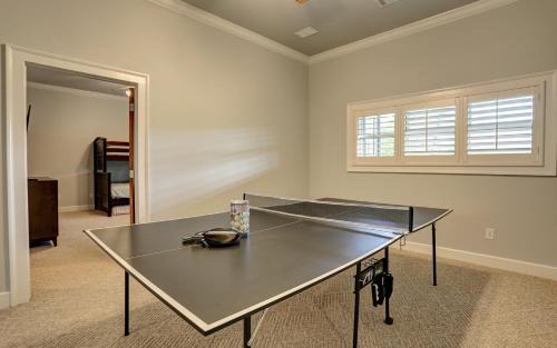 Big Canoe House | Fireside Sips, Soothing Hot Tub Soaks, Hiking Trails, Lakeside Dining & Scenic Golf - Field of Stars
