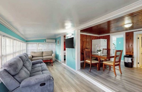 Crescent Beach Cabin | Flamingo House 3 - courtyard