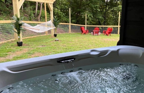Sevierville Cabin | Flat Fenced yard, hot tub , wifi, pool table