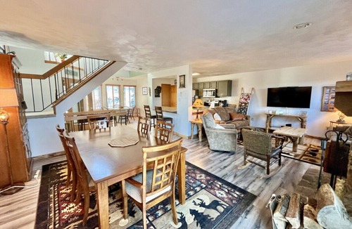 Hidden Valley Apartment | Forest View Townhome Near Pool, has AC