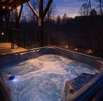 Vein Mountain House | Fox Lake Cabin Retreat! Hot Tub, Games, Fire Pit, Sleeps 8