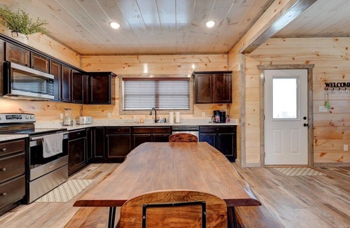 Sevierville Cabin | Free Dollywood Tix/HotTub/FirePit/Peaceful/Arcade/