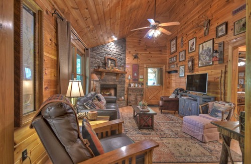 Copperhill Cabin | *Free Whitewater Rafting & Ziplining* A beautiful and secluded cabin rental near the Ocoee River