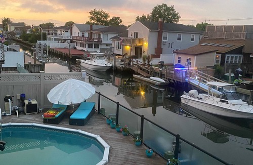 Freeport House | Freeport split house on the canal for an easygoing vacation!