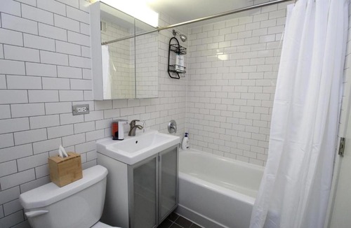 Indian Village Apartment | FRONTDESK First-Class Studio Apt in Hyde Park