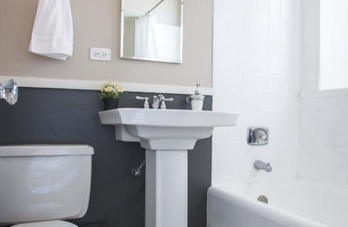 East Hyde Park Apartment | FRONTDESK Pleasant Studio Apt near South Shore