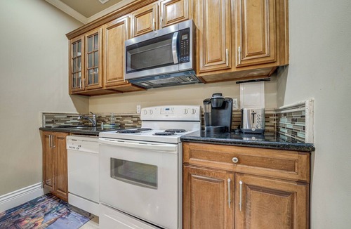 North Rose Hill Apartment | Full Kitchen & Laundry! Kirkland Studio Suite