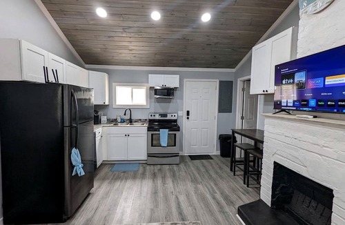 Summerlee Cabin | Fully-Equipped Tiny House for Four in Oak Hill, Ideal for Nature Getaways in West Virginia