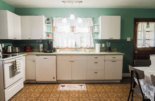 Bedford Cottage | Funky Cosmic Cottage~ Bedford Home Pets OK