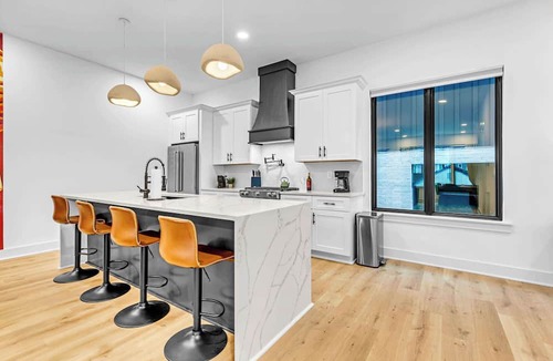 Hurwood Heights House | Game day getaway: rooftop hot tub, mini golf & game room near Geodis Park