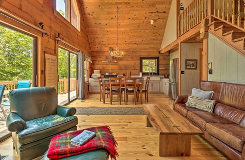 Lynn Cabin | Game Room! Lakefront Family Cabin in Landrum