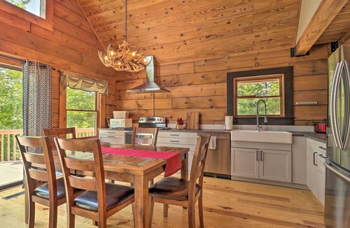 Lynn Cabin | Game Room! Lakefront Family Cabin in Landrum