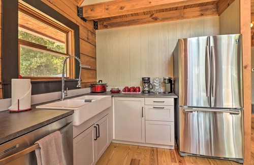 Lynn Cabin | Game Room! Lakefront Family Cabin in Landrum
