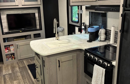 Woodbine RV Rental | Gated Luxury Glamping at Diamond Acres – Near Grove Marina & Cumberland Falls