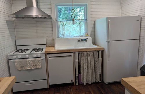 Georgetown Cottage | Georgetown cottage cozy, updated 2 bedroom 3 blocks from historic downtown