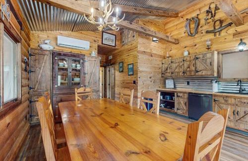 Lookout Mountain House | Georgia Mtn Cabin w/Hot Tub Near Cloudland Canyon