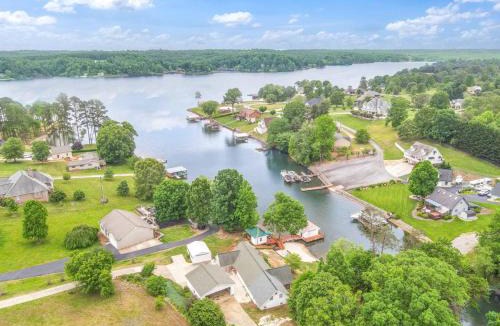 Taylorsville House | Getaway Cove Cottage with Private Beach