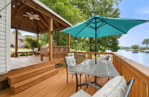 Taylorsville House | Getaway Cove Cottage with Private Beach