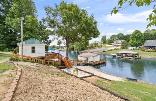 Taylorsville House | Getaway Cove Cottage with Private Beach