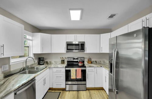 Savannah House | Gilded Magnolia Hideout|Sleeps8|Hot Tub|pet+