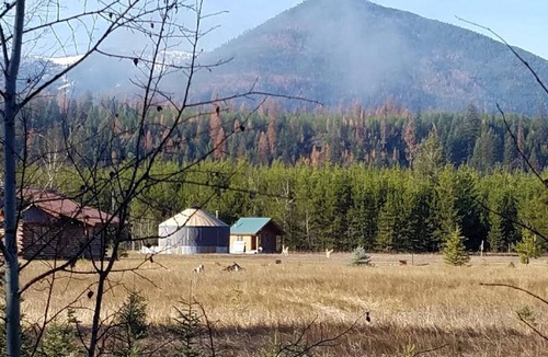 Polebridge Cabin | GLACIER GLAMPING! STEPS FROM THE POLEBRIDGE MERCANTILE!