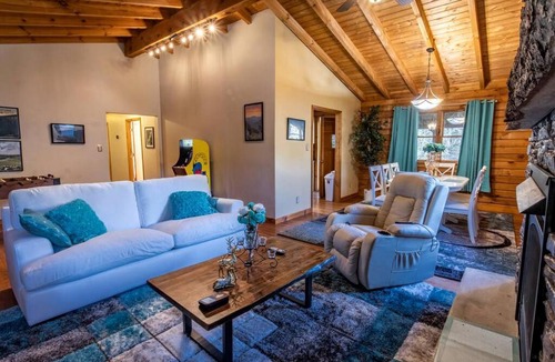 Mount Nebo House | Glamping Retreat near Summersville Lake: Luxurious Cabin with a Hot Tub in Mt Nebo, WV