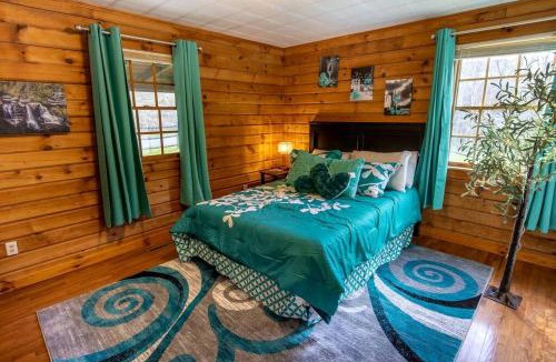 Mount Nebo House | Glamping Retreat near Summersville Lake: Luxurious Cabin with a Hot Tub in Mt Nebo, WV