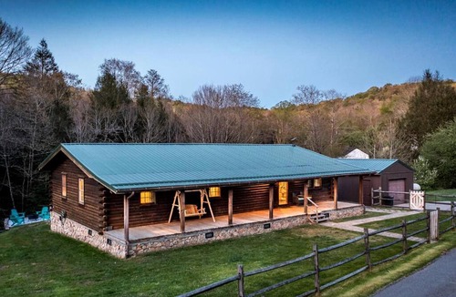 Mount Nebo House | Glamping Retreat near Summersville Lake: Luxurious Cabin with a Hot Tub in Mt Nebo, WV