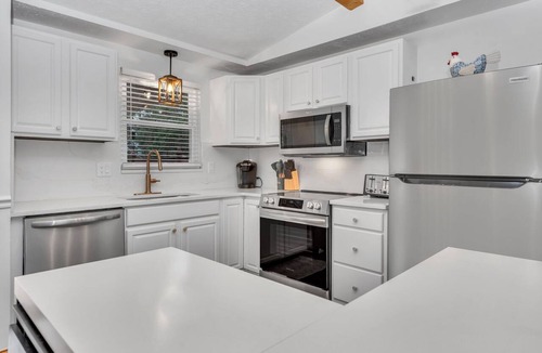 Florence House | Golden Splash, HotTub & Fire Pit, 15 Min2CVG