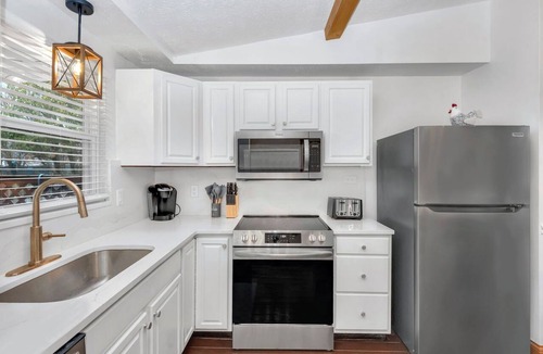 Florence House | Golden Splash, HotTub & Fire Pit, 15 Min2CVG