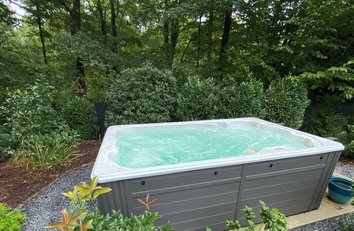 Whittier Cabin | Golf- Hot Tub- Seasonal Swimming Pool