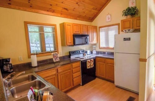 Skyland Cabin | Golf, Mountains & Hot Tubs - Asheville's Ultimate Tournament Getaway